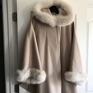 Cashmere and wool blend cape with real fox fur